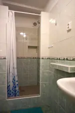 dolní část chalupy - koupelna se sprchovým koutem a umyvadlem