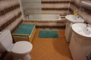 koupelna s vanou, 2 umyvadly a WC v prvním patře
