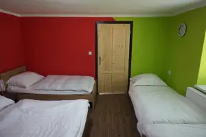 ložnice s dvojlůžkem a 3 lůžky