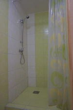k pokoji náleží koupelna se sprchovým koutem, umyvadlem a WC