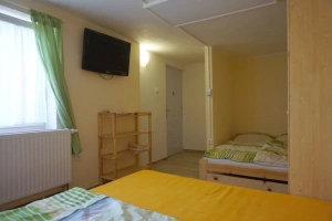 pokoj se 2 lůžky, dvojlůžkem a kuchyňským koutem