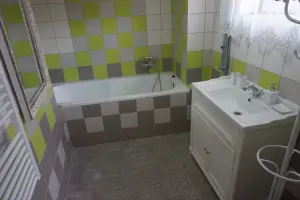 koupelna s vanou a umyvadlem