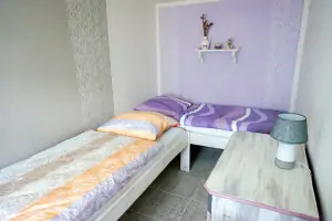 ložnice se 2 lůžky a dětskou postýlkou