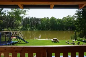 výhled z terasy na rybník