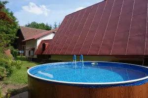 nadzemní kruhový bazén (průměr 3,6 m)