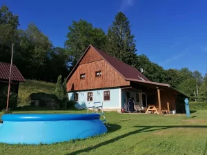 v létě je u chalupy Sedloňov k dispozici nadzemní bazén