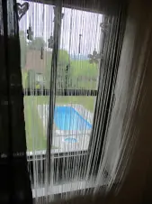 pohled z okna apartmánu k bazénu