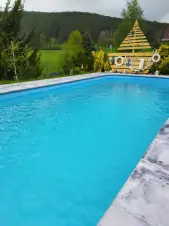 na zahradě se nachází zapuštěný bazén (6 x 3 x 1,4 m)