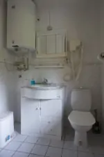 chata: koupelna se sprchovým koutem, umyvadlem a WC