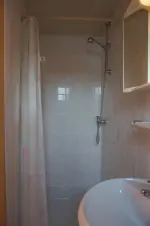 malá chatka: koupelna se sprchovým koutem, umyvadlem a WC