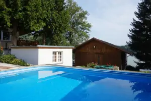 zapuštěný bazén u chaty Jarkovice
