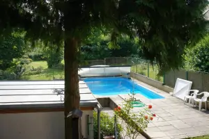 zapuštěný bazén (5 x 3 x 1,6 m)
