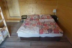ložnice se 2 lůžky a patrovou postelí 