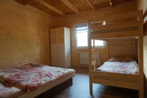 ložnice se 2 lůžky a patrovou postelí 