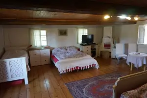 ložnice s dvojlůžkem a 3 lůžky v prvním patře