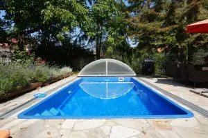 zapuštěný bazén (7 x 3,5 x 1,4 m) má odsuvné zastřešení a je v provozu od 1.5. do 15.10.