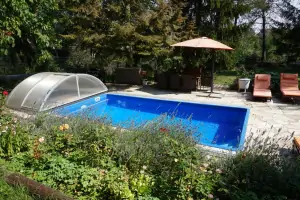 zapuštěný bazén (7 x 3,5 x 1,4 m)