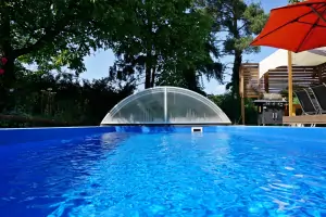 zapuštěný bazén (7 x 3,5 x 1,4 m) má odsuvné zastřešení a je v provozu od 1.5. do 15.10.