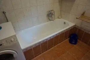 koupelna s vanou, umyvadlem, WC a pračkou v přízemí