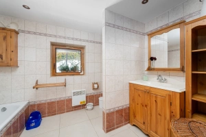 koupelna s vanou, umyvadlem, WC a pračkou v přízemí