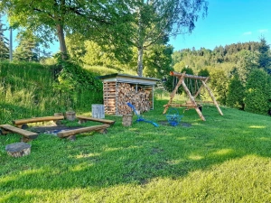 ohniště s lavičkami