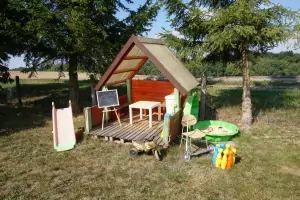 dětský domeček na zahradě