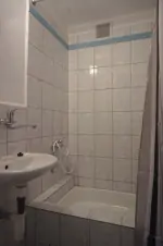 koupelna se sprchovým koutem a umyvadlem ve sníženém přízemí