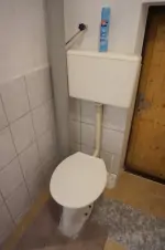 samostatné WC ve sníženém přízemí 
