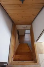 schody ze sníženého přízemí do prvního patra