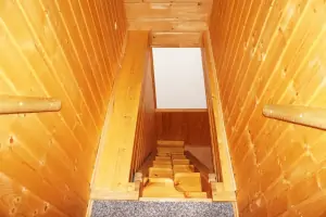 do podkrovní ložnice vedou příkré mlynářské schody