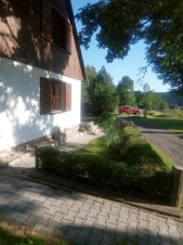 chalupa Pernik a příjezdová cesta