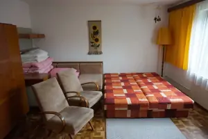 pokoj se 2 válendami, 2 křesly, gaučem a TV