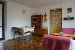 pokoj se 2 křesly, válendou, rozkládacím gaučem, jídelním a kuchyňským koutem