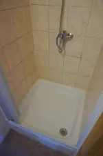 k ložnici s dvojlůžkem a lůžkem náleží koupelna se sprchovým koutem a umyvadlem