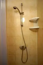k ložnici s dvojlůžkem a 2 lůžky náleží koupelna se sprchovým koutem a umyvadlem