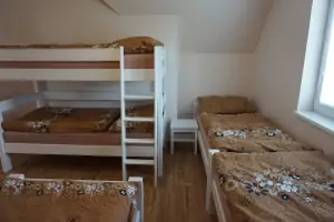 ložnice s patrovou postelí a 3 lůžky