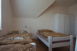ložnice s patrovou postelí a 3 lůžky