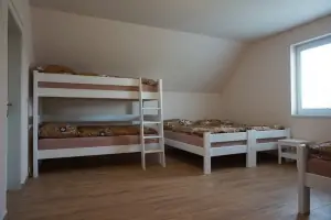 ložnice s patrovou postelí a 4 lůžky