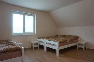 ložnice s patrovou postelí a 4 lůžky