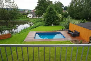 pohled z balkonu na zahradu a rybník