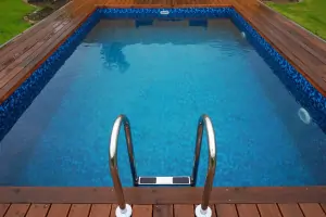 zapuštěný bazén nabízí ideální osvěžení během horkých letních měsíců