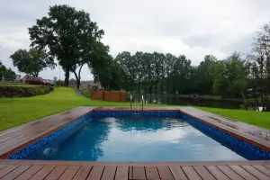 bazén a za ním rybník