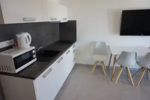 apartmán v přízemí - pokoj s kuchyňským koutem