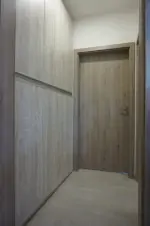 apartmán v přízemí - průchozí chodbička s úložným prostorem