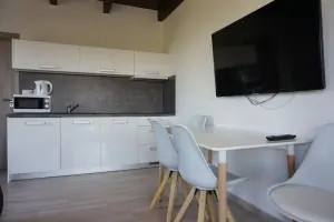 apartmán v podkroví - kuchyňský a jídelní kout a TV
