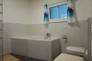 koupelna s vanou, sprchovým koutem, WC a umyvadlem