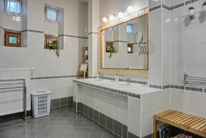 koupelna s rohovou vanou, WC a 2 umyvadly