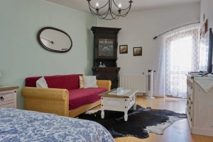 obytná ložnice s dvojlůžkem a rozkládací pohovkou (pro 2 děti do 10 let)