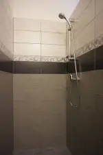 koupelna se sprchovým koutem, umyvadlem a WC u ložnice v přízemí