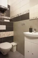 koupelna se sprchovým koutem, umyvadlem a WC u ložnice v přízemí